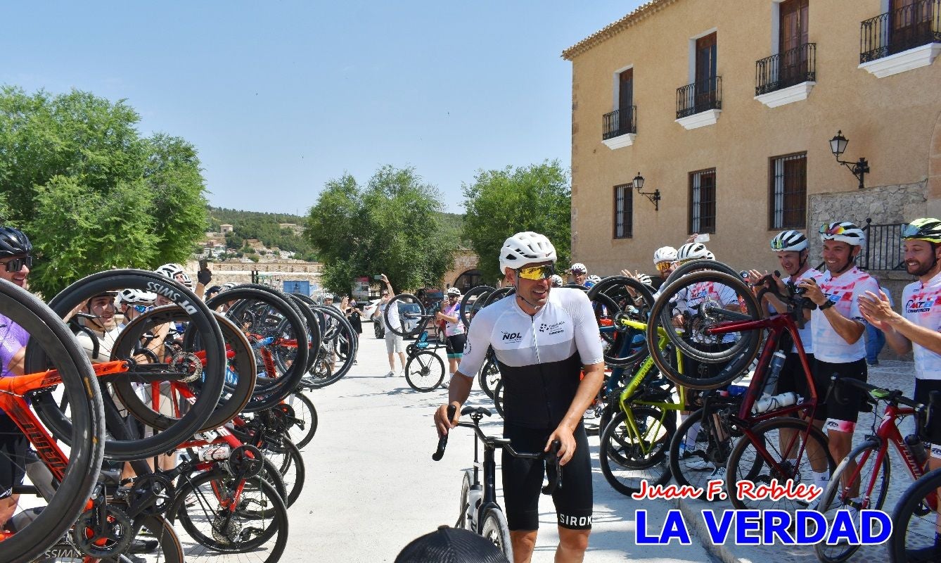 Imágenes de la llegada de José María López a Caravaca para culminar su reto a beneficio de la FELL