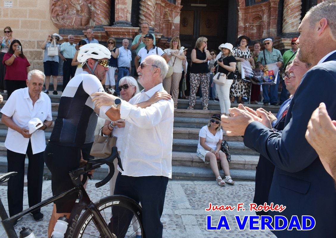 Imágenes de la llegada de José María López a Caravaca para culminar su reto a beneficio de la FELL