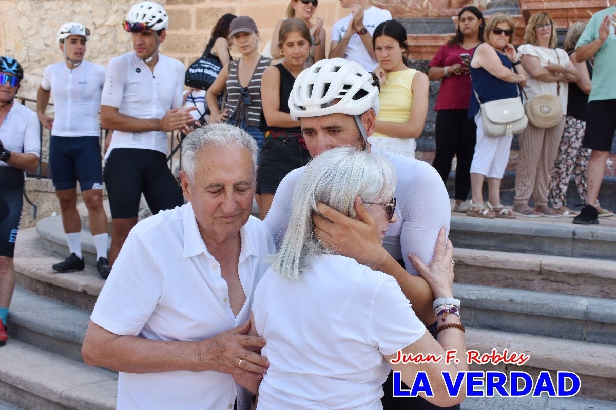 Imágenes de la llegada de José María López a Caravaca para culminar su reto a beneficio de la FELL