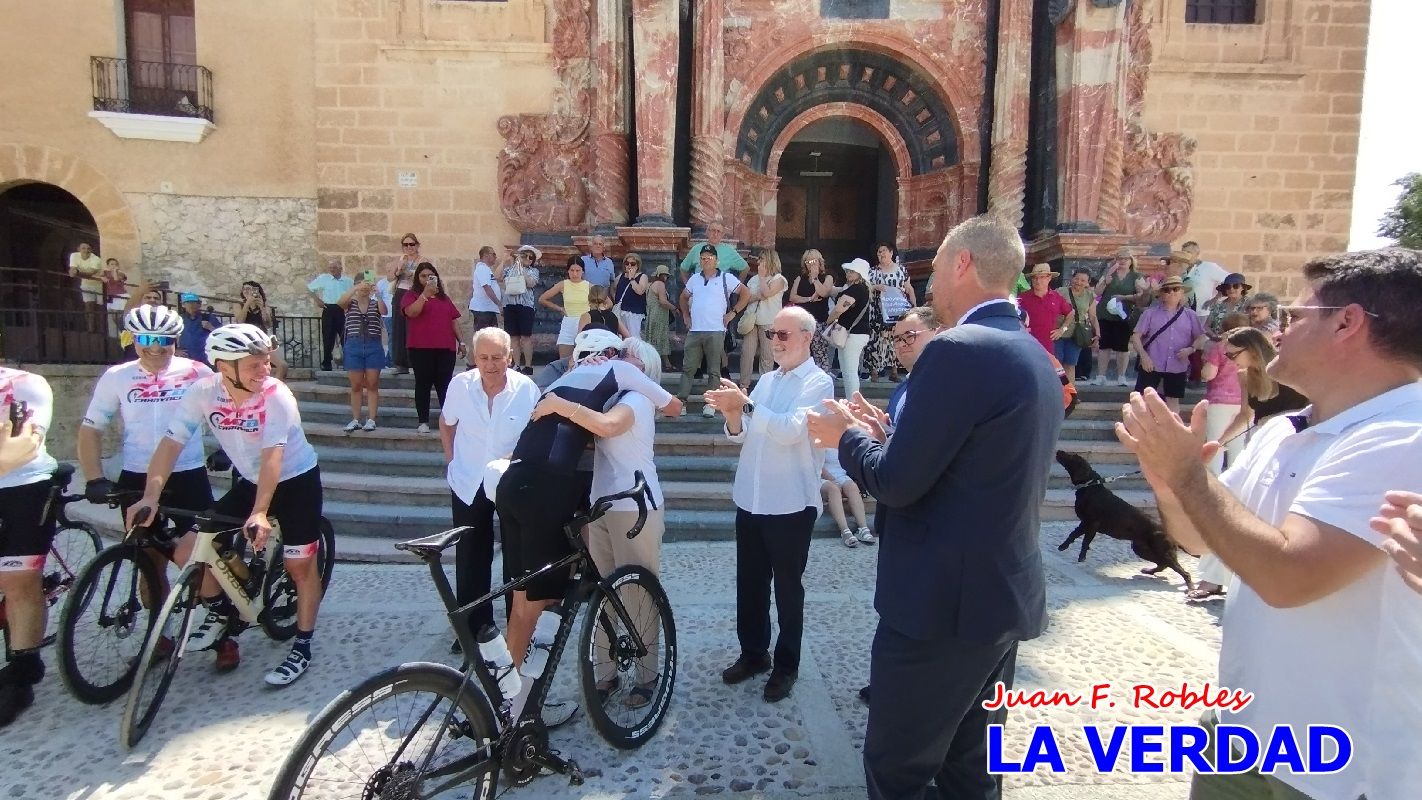 Imágenes de la llegada de José María López a Caravaca para culminar su reto a beneficio de la FELL