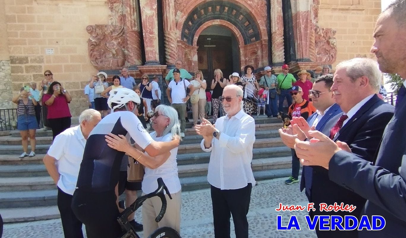 Imágenes de la llegada de José María López a Caravaca para culminar su reto a beneficio de la FELL