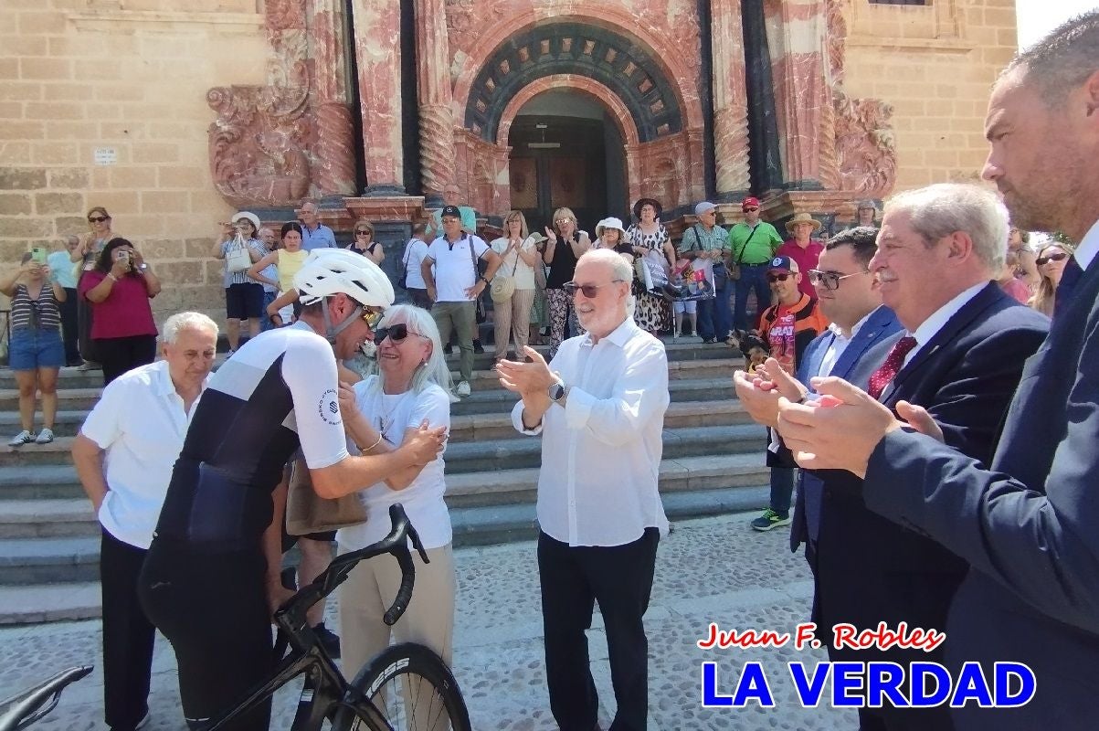 Imágenes de la llegada de José María López a Caravaca para culminar su reto a beneficio de la FELL