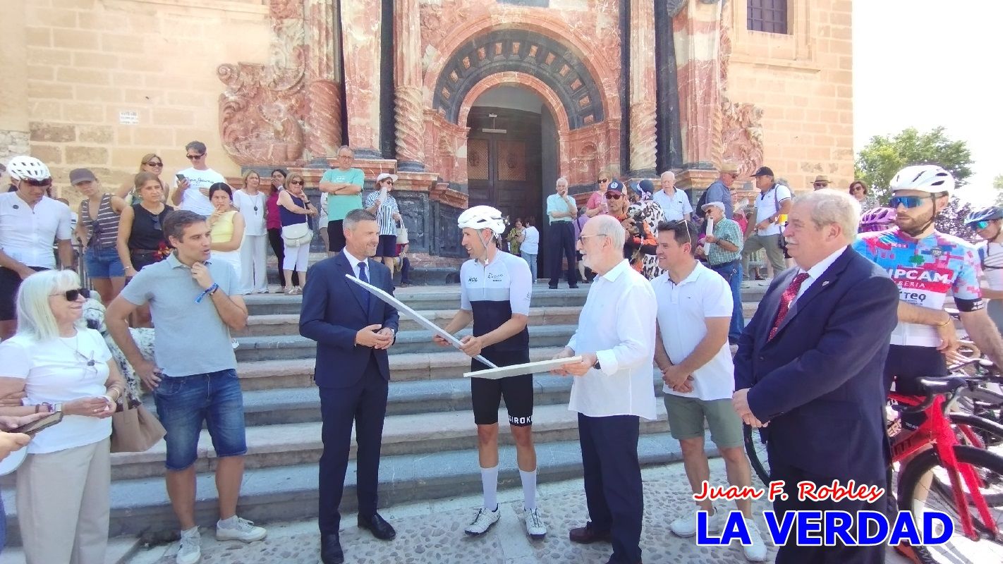 Imágenes de la llegada de José María López a Caravaca para culminar su reto a beneficio de la FELL