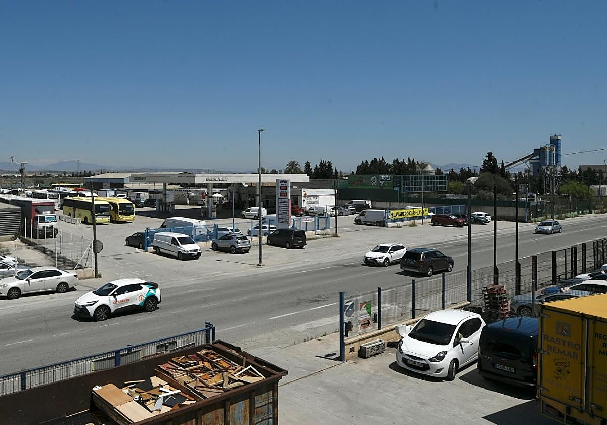 Entorno pendiente de urbanización, con la gasolinera que se queda fuera de la nueva ordenación.