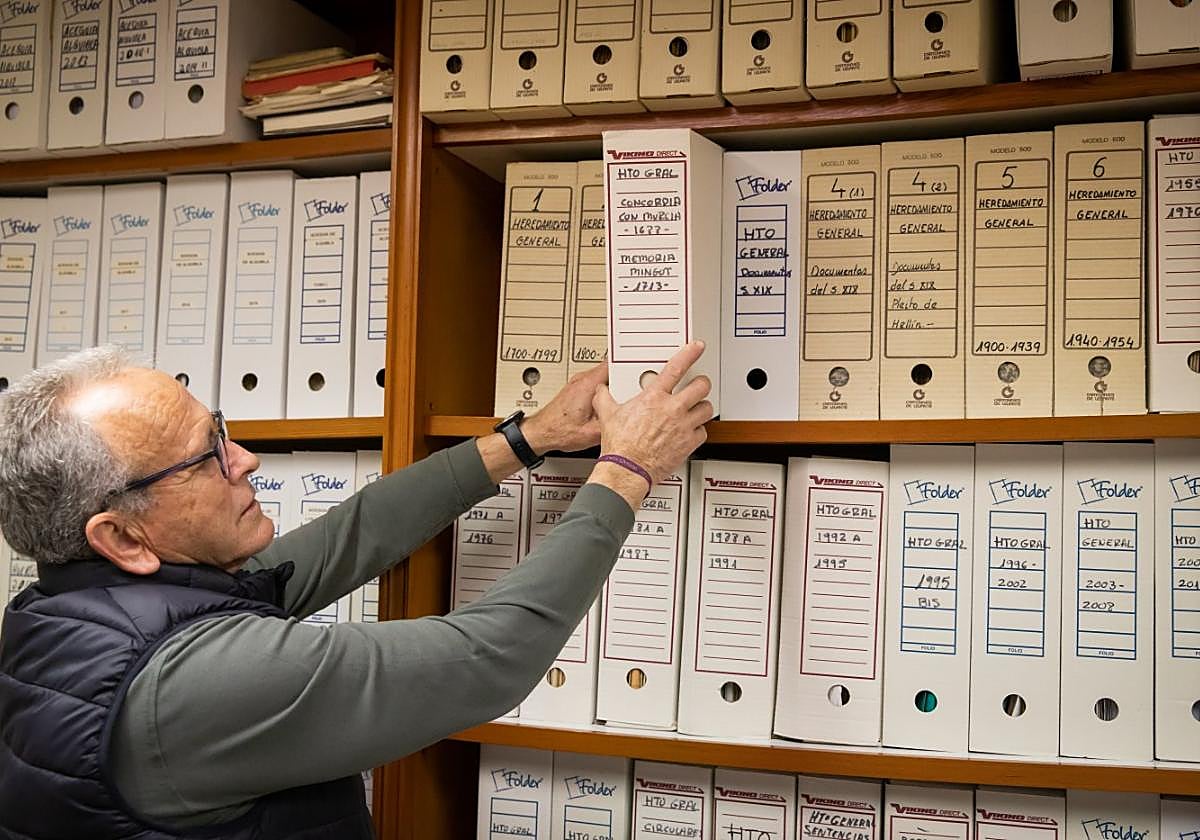 José Bernabé, juez de aguas de Orihuela muestra uno de los archivos del juzgado.