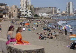 Bañistas disfrutan de un día de playa en la zona mediterránea de La Manga.