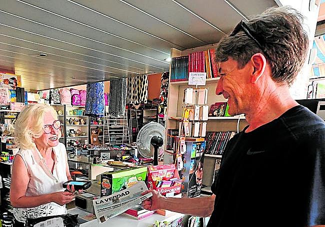 Un cliente comprando la edición impresa de LA VERDAD.