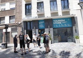Un grupo de turistas suizos llegados para el Rock Imperium, en la puerta de unos apartamentos turísticos en la calle Real.