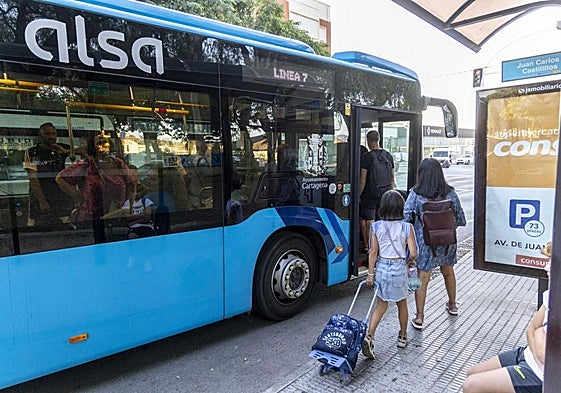 Dos niñas se preparan para subir a un autobús urbano en la Media Sala.