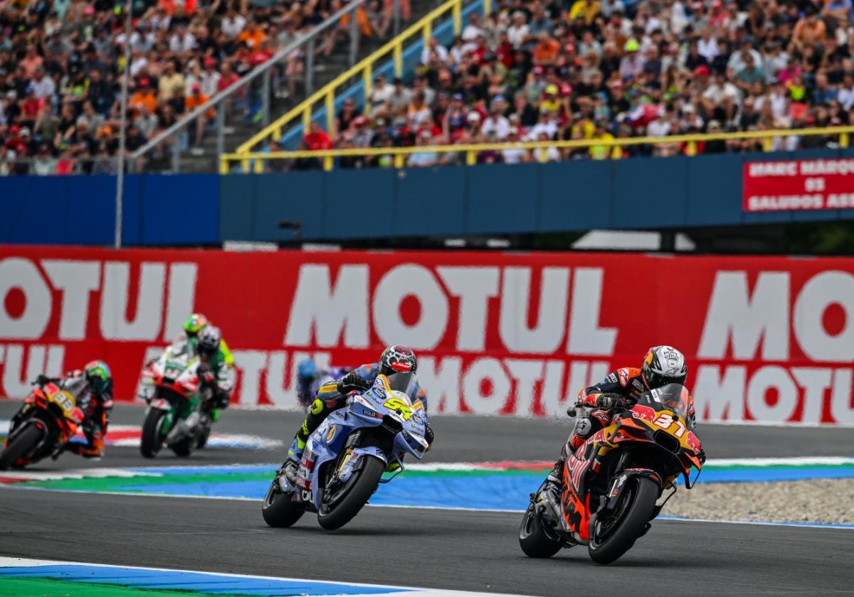 Acosta, por delante de Aldeguer, el pasado domingo en Assen.
