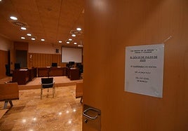 Un cartel anunciando la huelga, este martes, en la Ciudad de la Justicia de Murcia.
