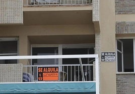 Carteles de alquiler de una vivienda, en una imagen de archivo.