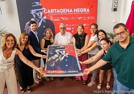 Participantes sosteniendo el cartel de Cartagena Negra.
