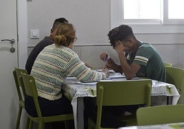 Menores en el centro Rosa Peñas de la pedanía murciana de Santa Cruz, que Vox exige cerrar.