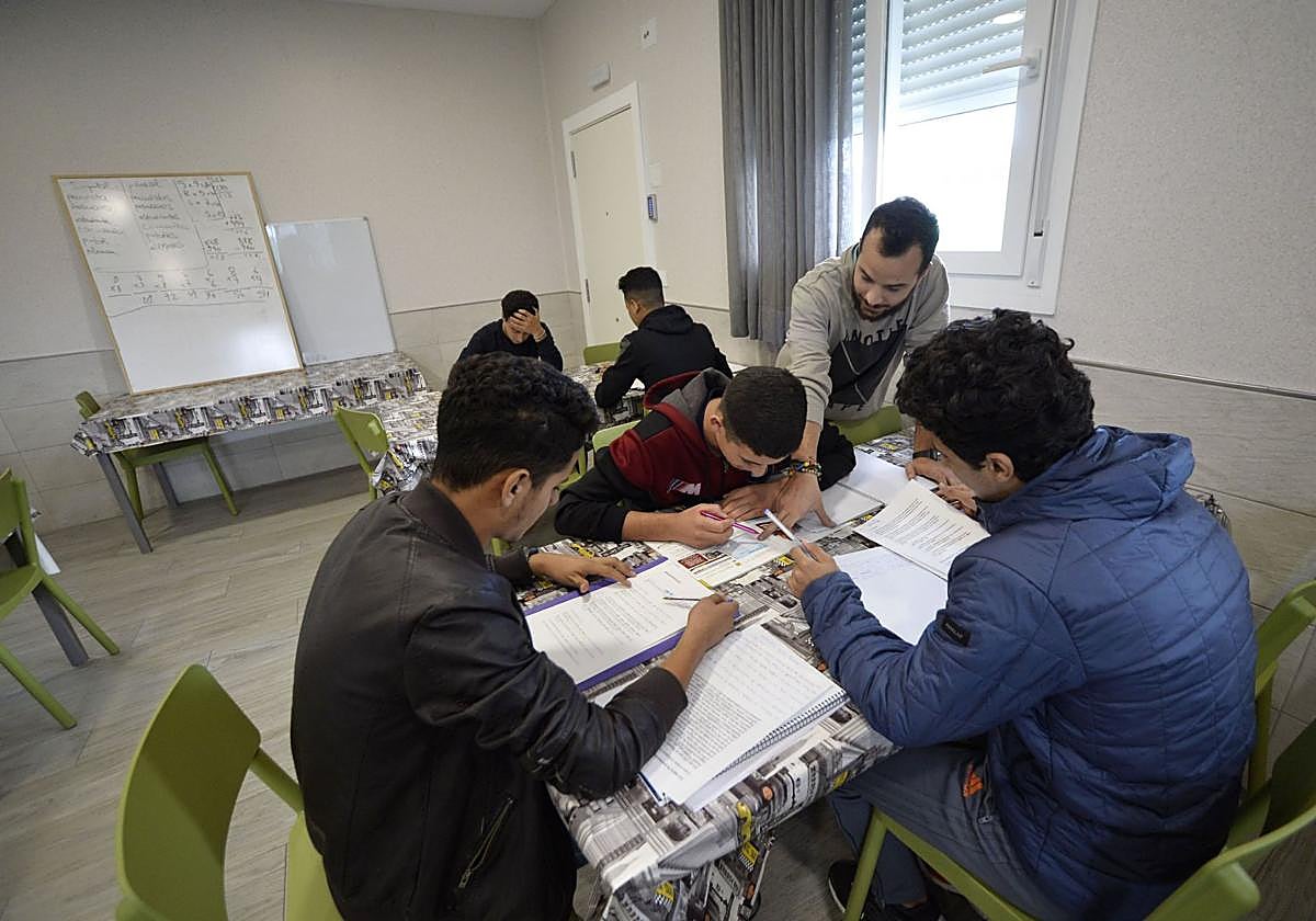 Menores del centro de protección Rosa Peñas, en la pedanía murciana de Santa Cruz, en una imagen de archivo.
