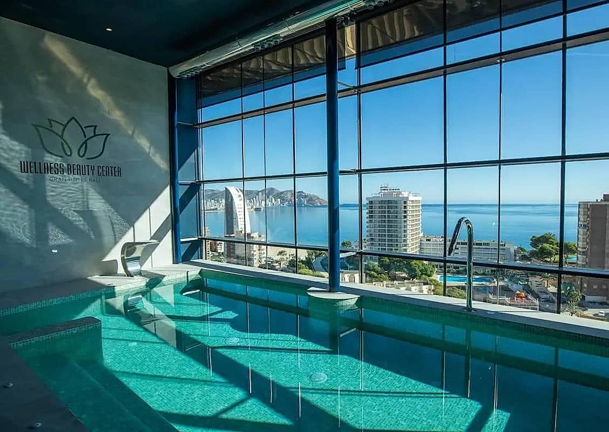 Imagen secundaria 1 - El hotel más alto de Europa está cerca de la Región de Murcia: sube al mirador sin estar alojado