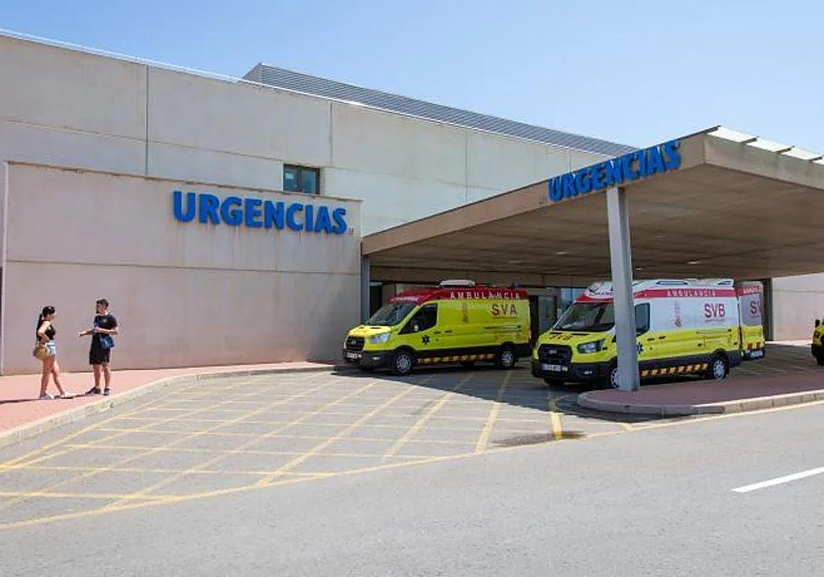 Puerta de Urgencias del hospital de Torrevieja, en una imagen de archivo.