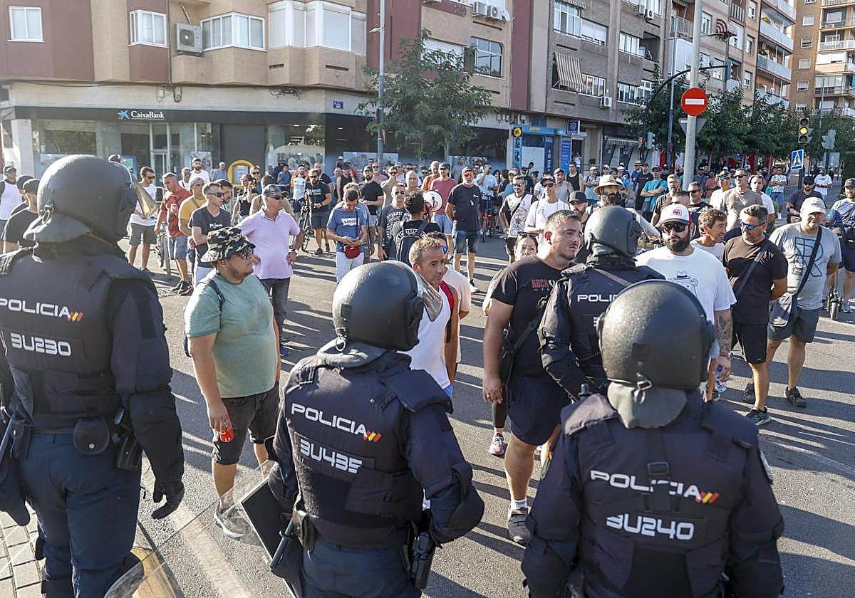 La Policía Nacional, con material antidisturbios, vigilaba este miércoles a los manifestantes en el paseo Alfonso XIII.