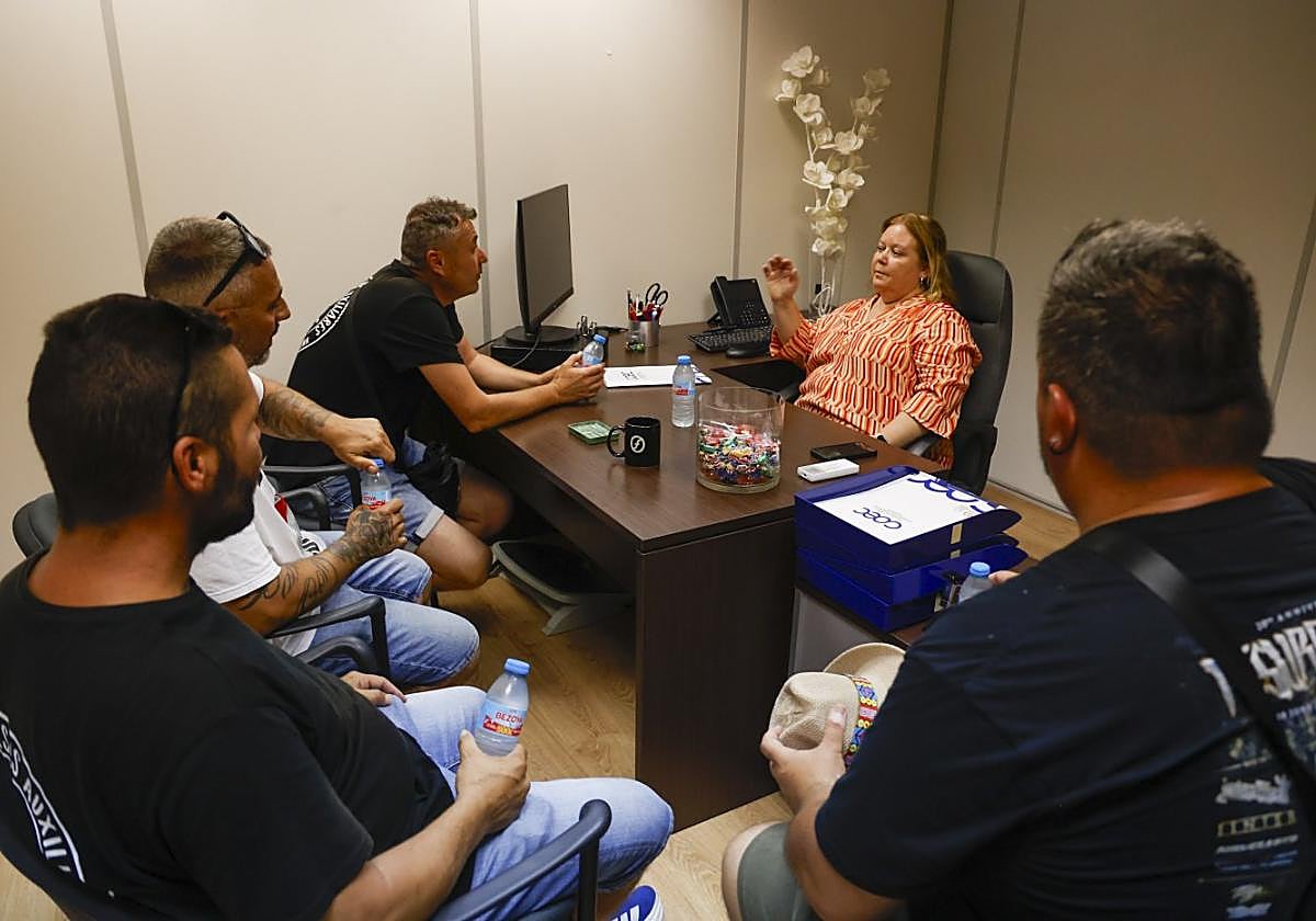 Encuentro entre los representantes sindicales y Ana Correa.