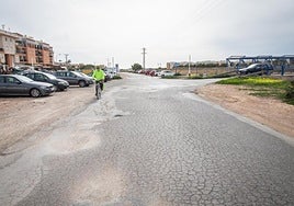 Una de las carreteras en Orihuela Costa en mal estado y que requiere actuar para su adecuación.