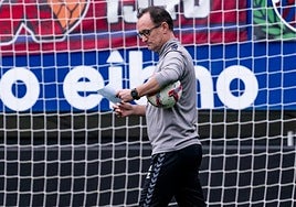 Joseba Etxeberria durante un entrenamiento como técnico la SD Eibar.