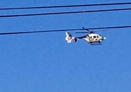 Un helicóptero de la Policía Nacional sobrevolando este miércoles la barriada de San Gil.