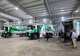 Los tres camiones recolectores que se incorporan a la flota de Limusa.