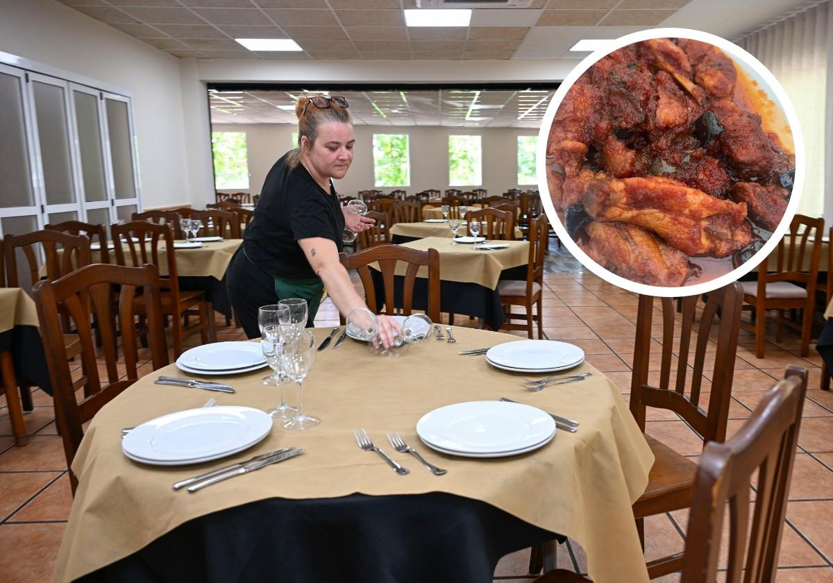 Una de las camareras prepara las mesas en el interior del restaurante.