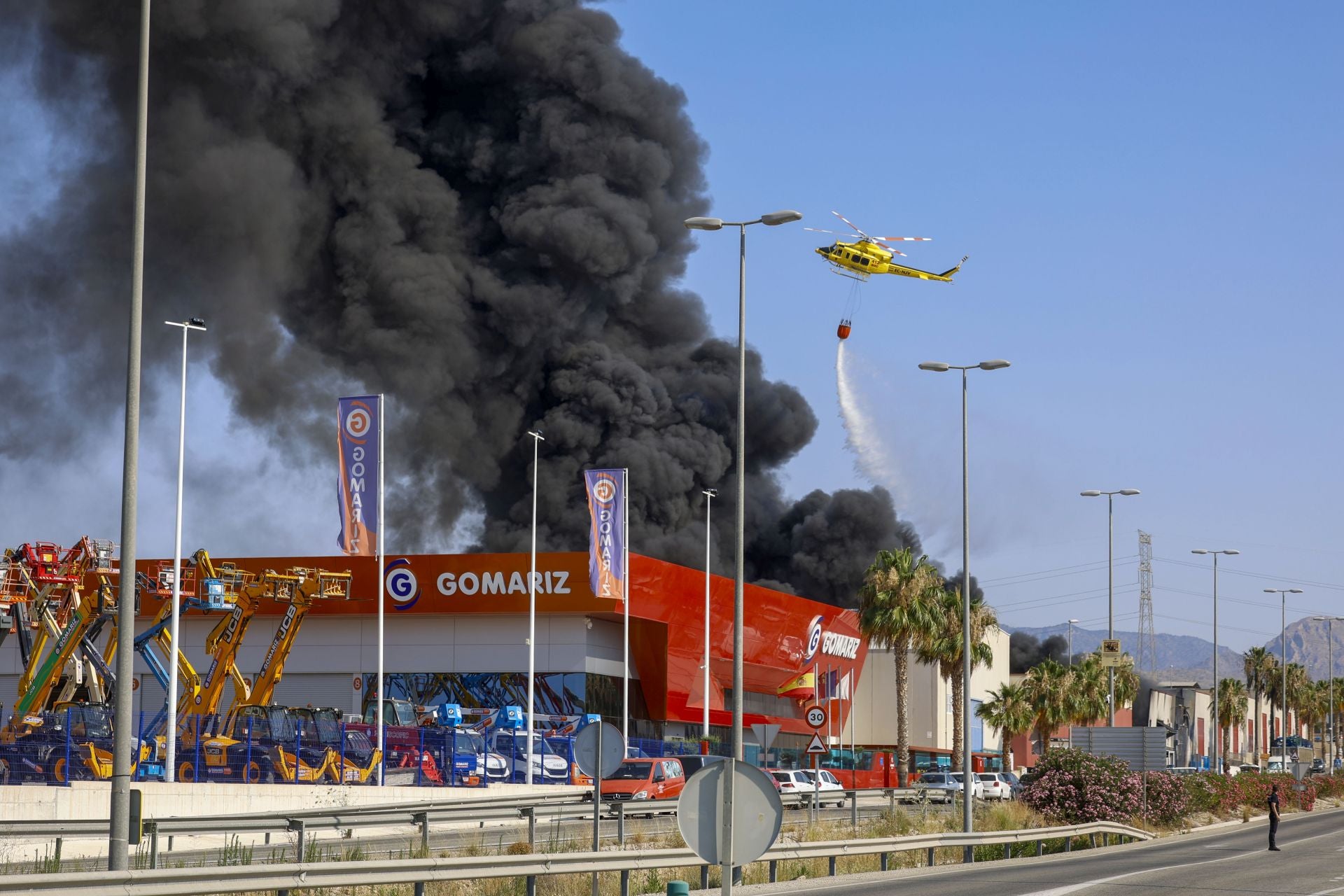 El incendio en una nave de reciclaje de Fortuna, en imágenes