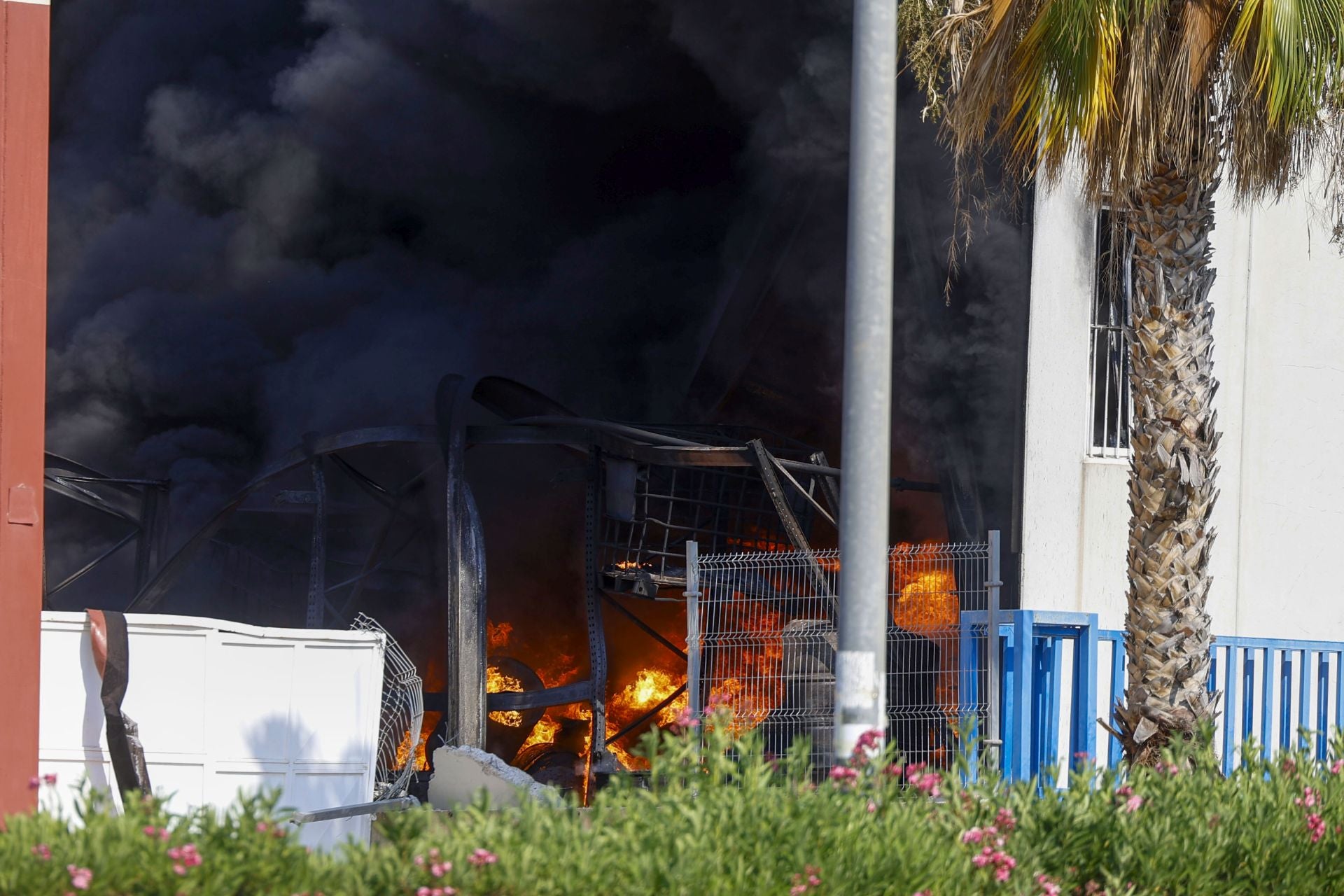 El incendio en una nave de reciclaje de Fortuna, en imágenes