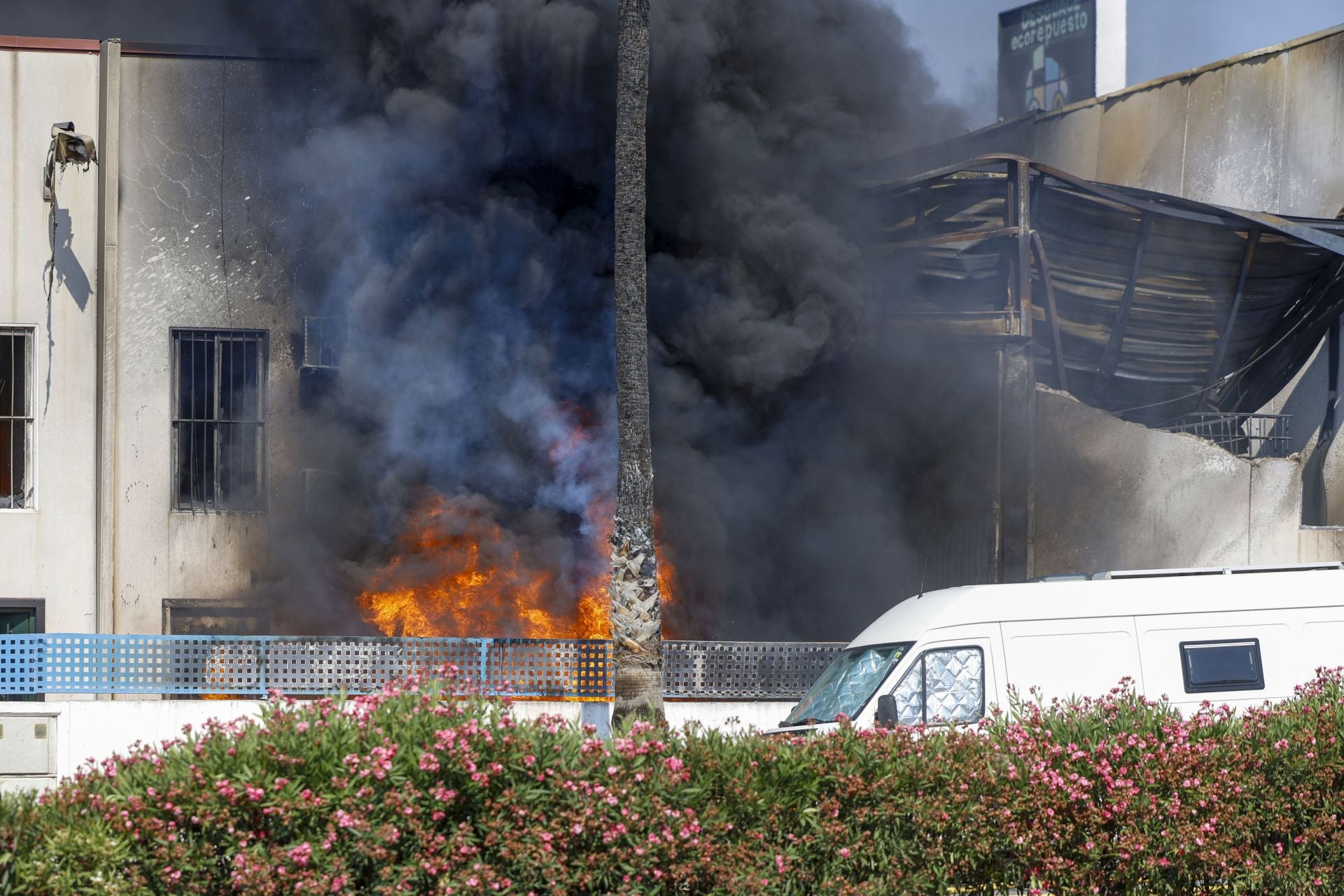 El incendio en una nave de reciclaje de Fortuna, en imágenes