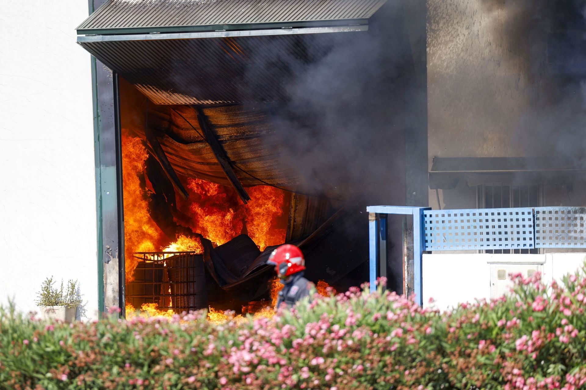 El incendio en una nave de reciclaje de Fortuna, en imágenes