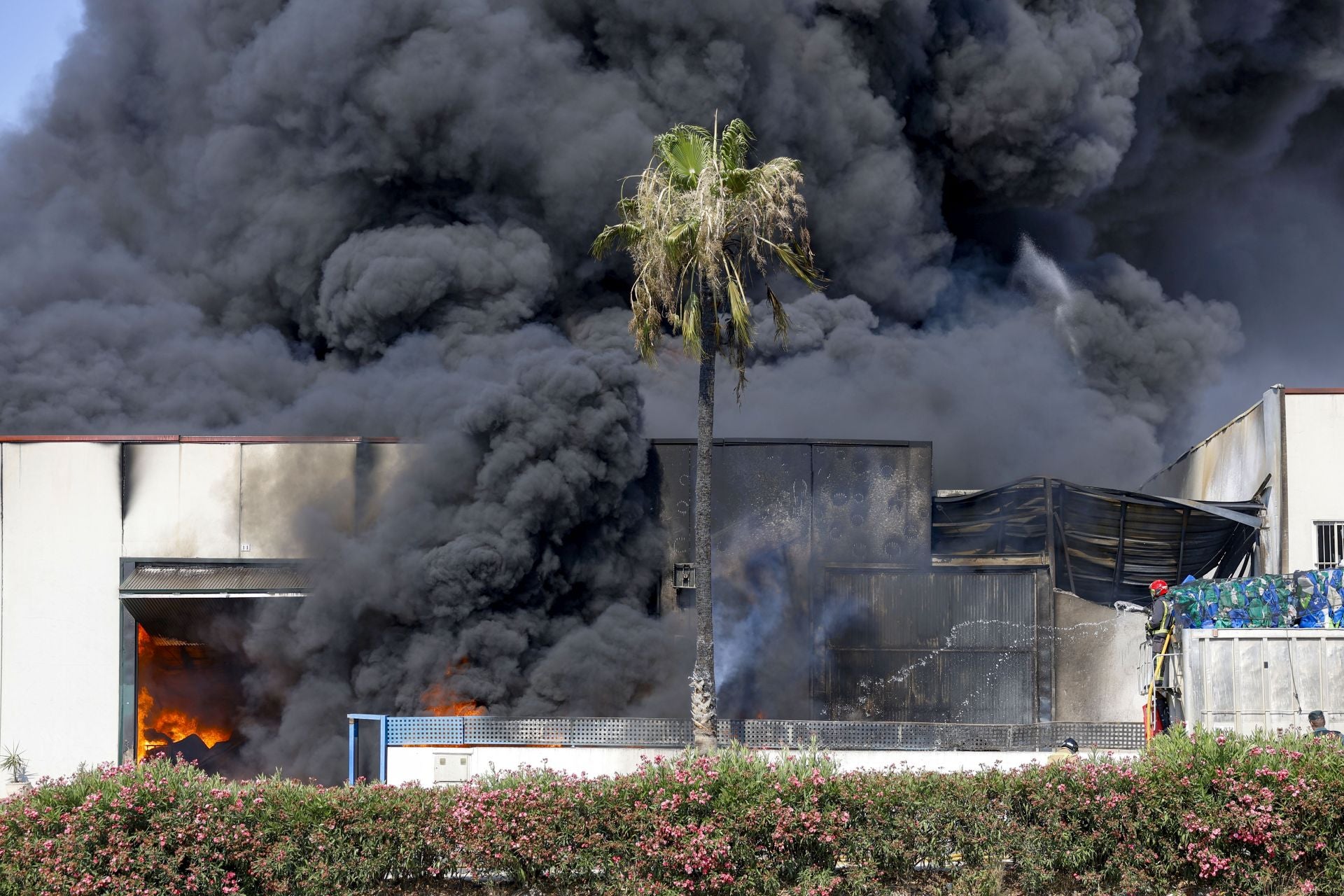 El incendio en una nave de reciclaje de Fortuna, en imágenes