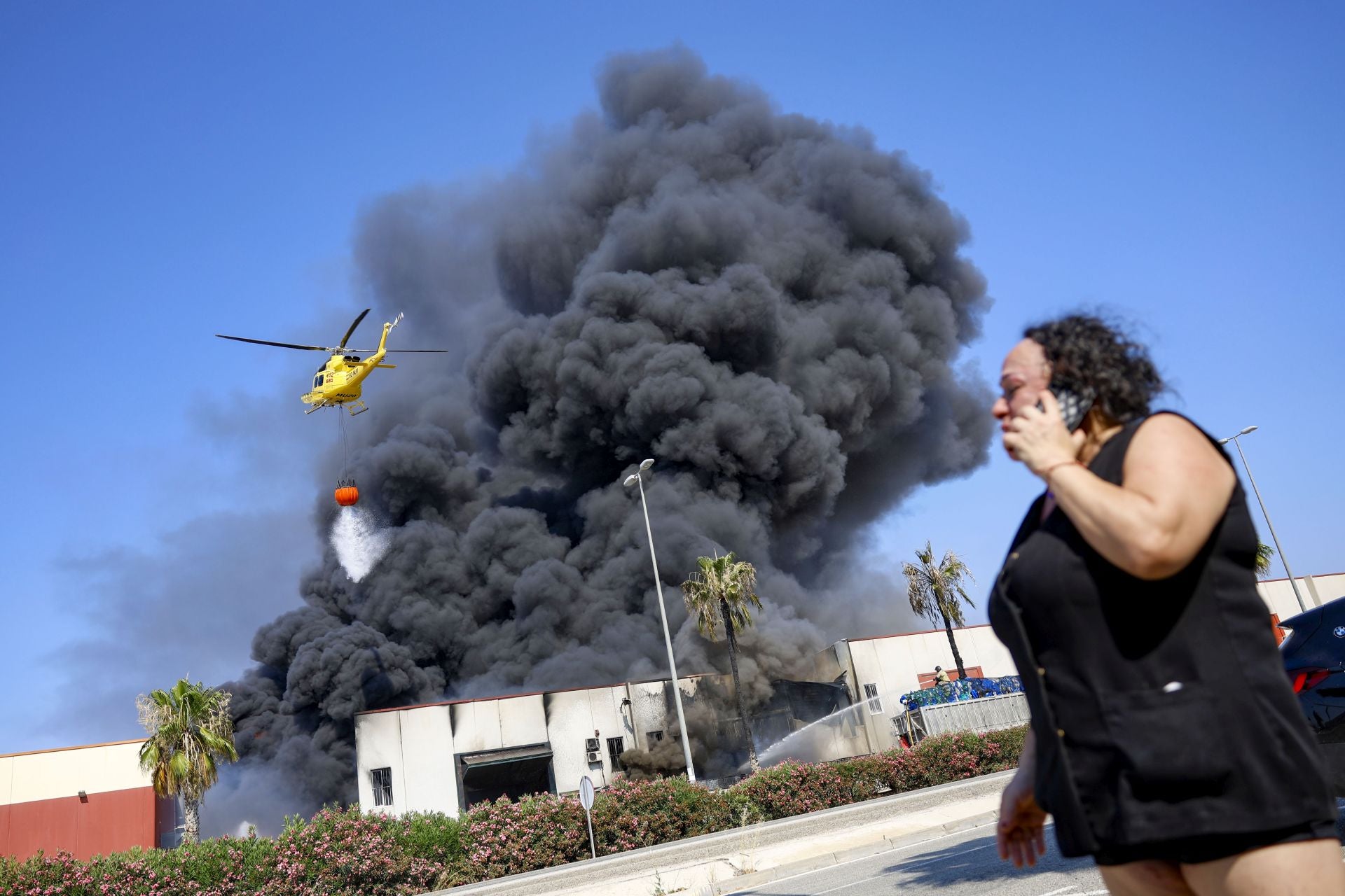 El incendio en una nave de reciclaje de Fortuna, en imágenes