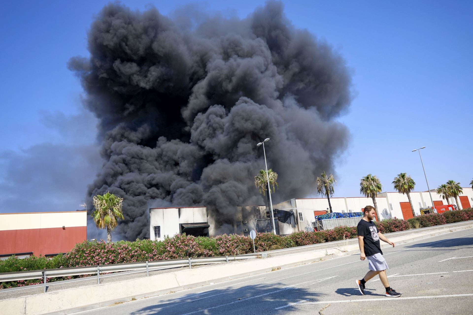 El incendio en una nave de reciclaje de Fortuna, en imágenes