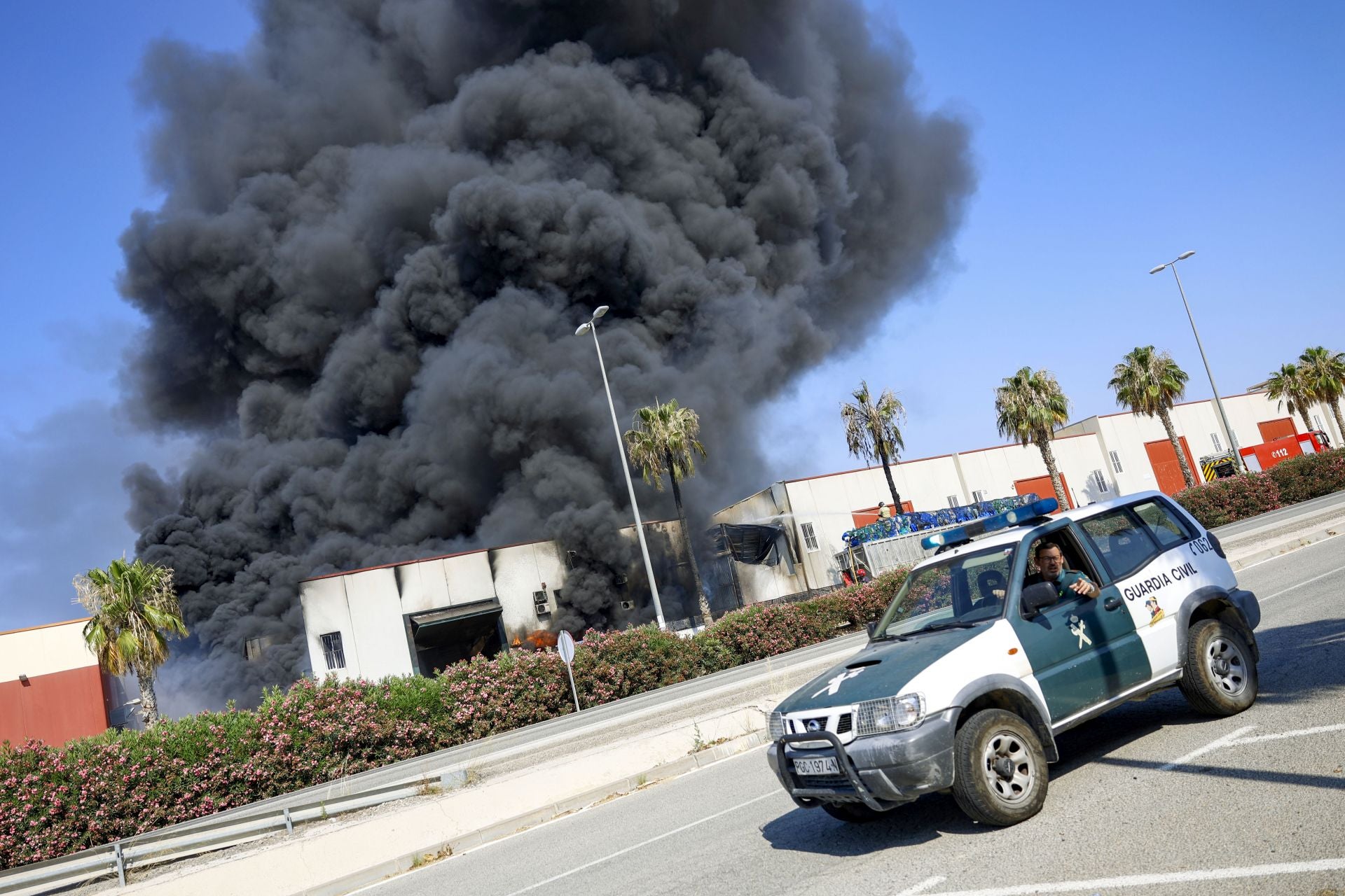 El incendio en una nave de reciclaje de Fortuna, en imágenes