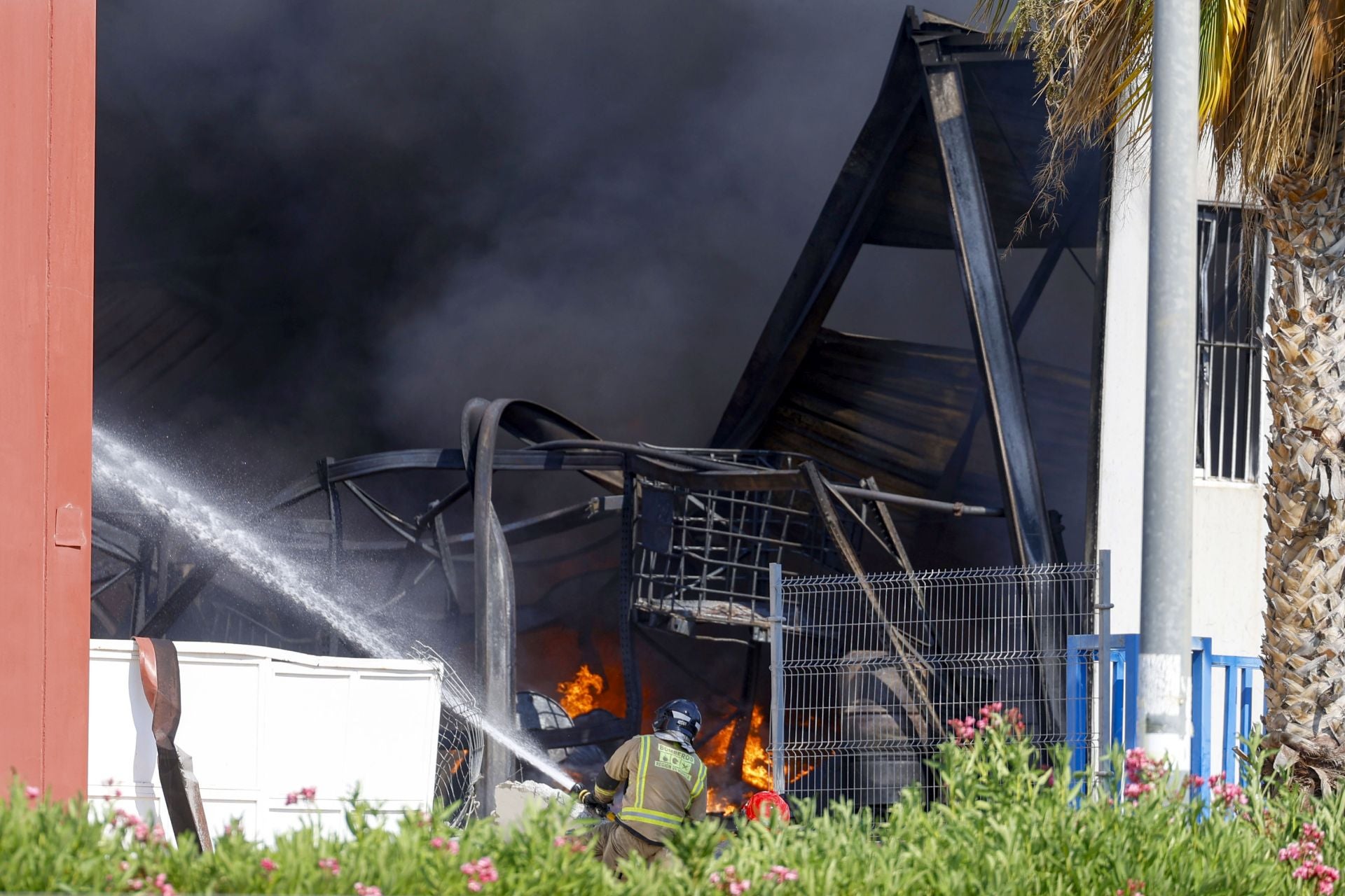 El incendio en una nave de reciclaje de Fortuna, en imágenes