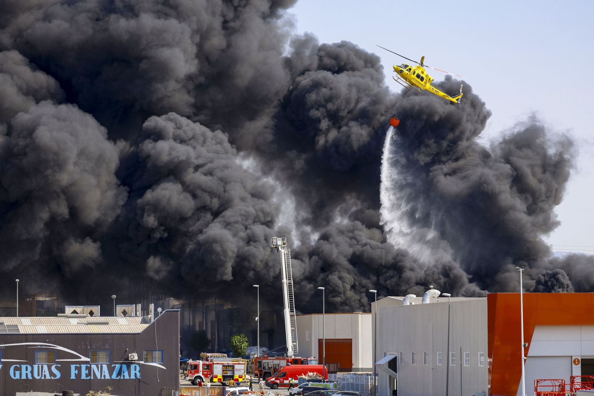 El incendio en una nave de reciclaje de Fortuna, en imágenes