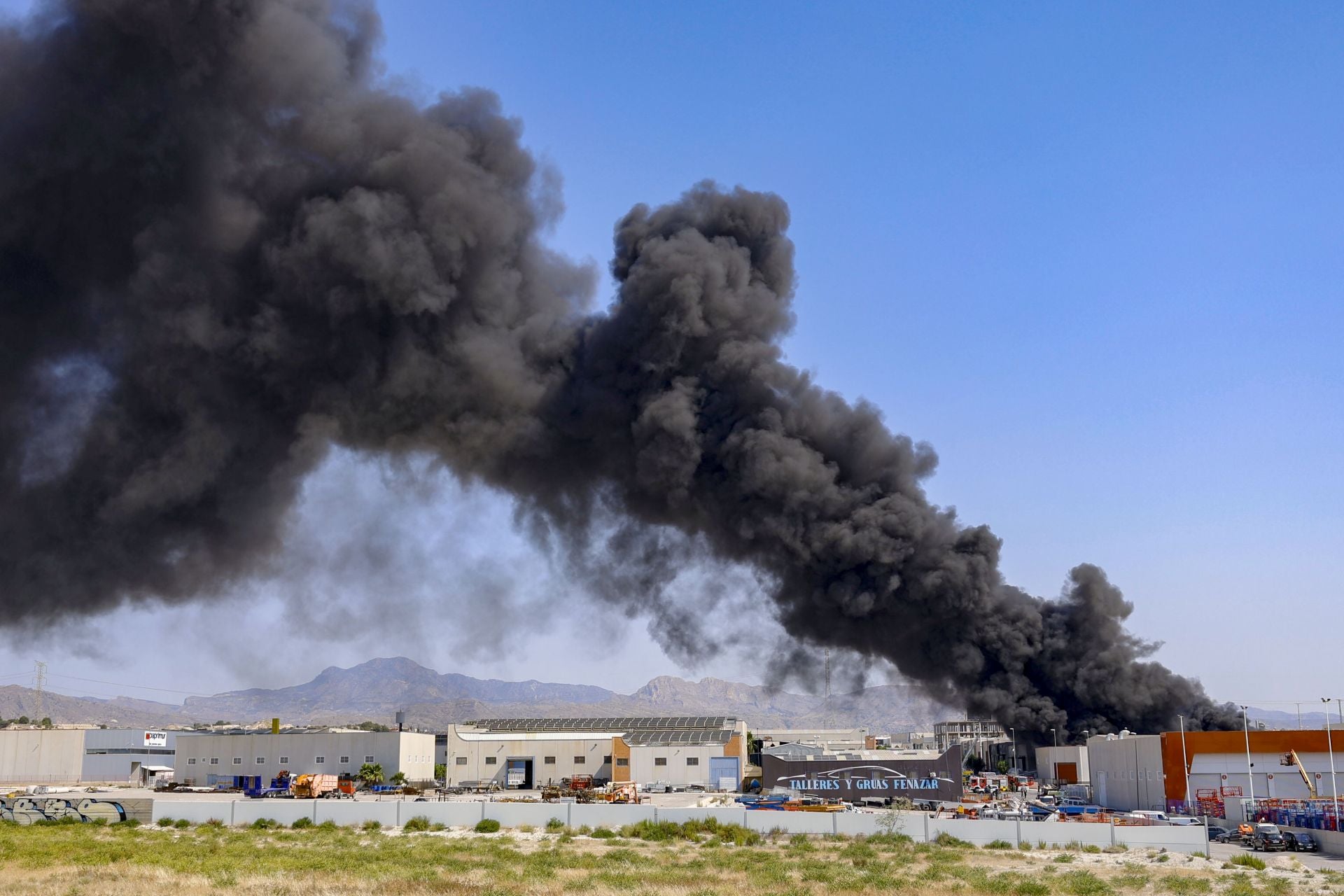 El incendio en una nave de reciclaje de Fortuna, en imágenes