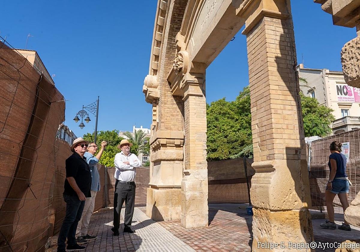 Visita del concejal de Cultura a las obras de restauración de la puerta de La Milagrosa.