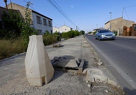 Dos de los socavones más recientes, a la altura del número 275 de la Orilla del Azarbe, en El Raal.