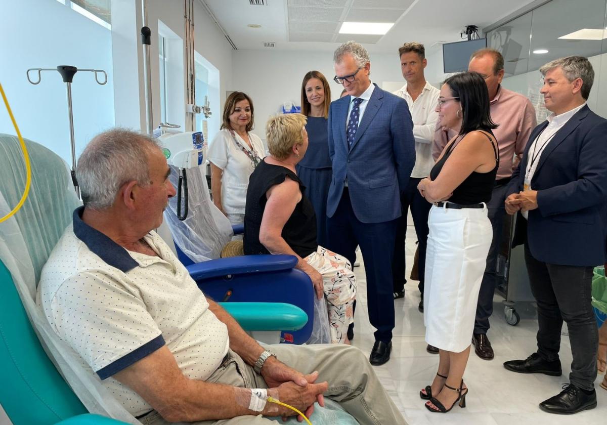 Autoridades y pacientes, ayer, en el hospital Virgen del Castillo.