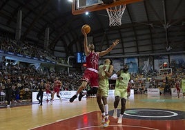 Álex Jordá entra a canasta en el último partido en casa.