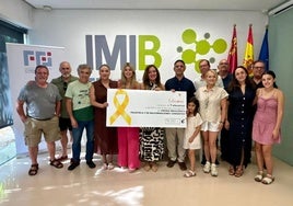 Entrega del cheque con la recaudación de la carrera.