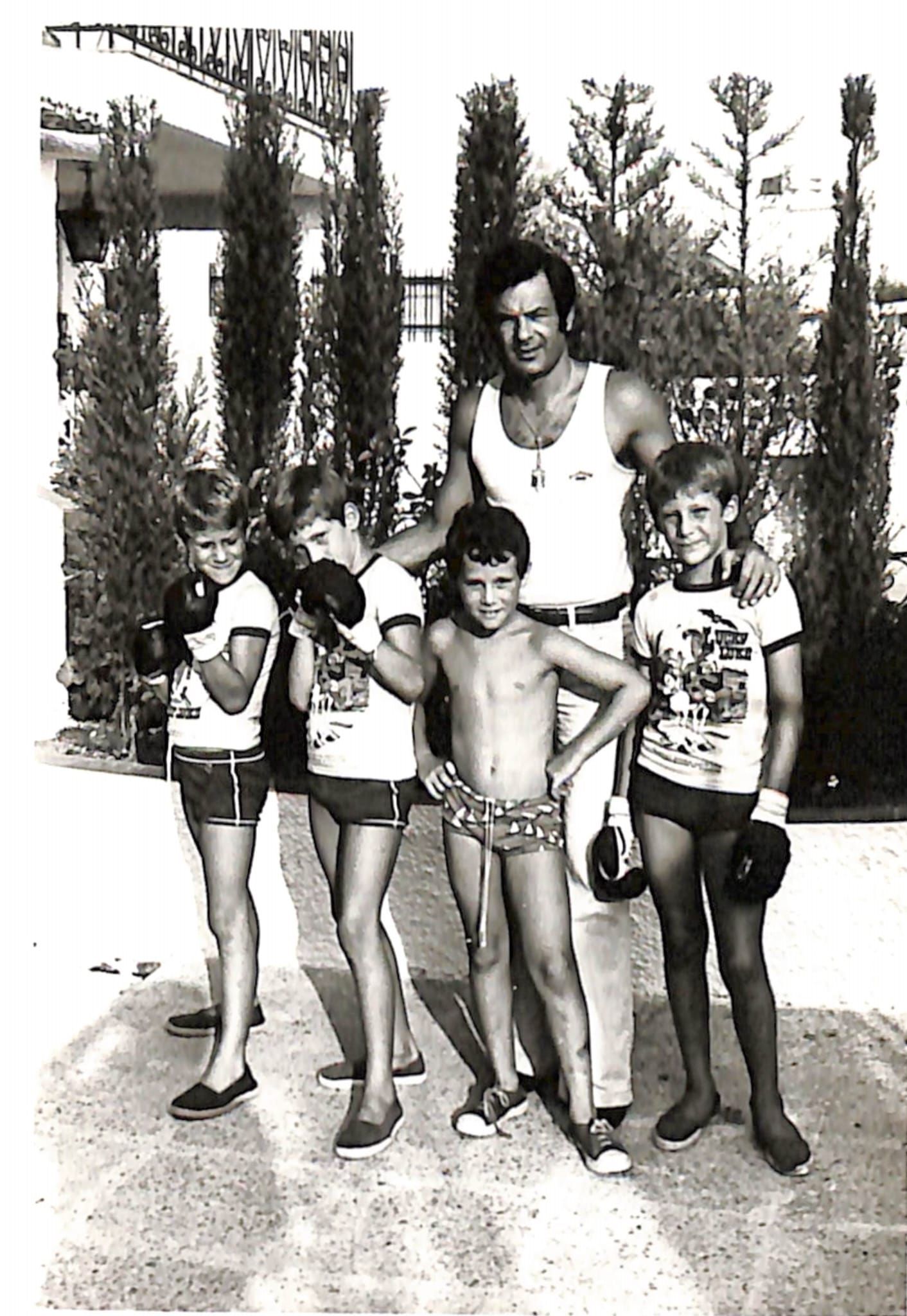 El boxeador Pedro Carrasco se fotografía con unos niños en una de sus visitas a Mazarrón, en los primeros años de la década de los 80.