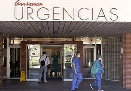 Dos sanitarios en la puerta de Urgencias de La Arrixaca, en una imagen de archivo.