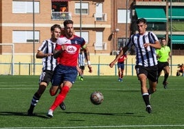 Dos futbolistas del Cartagena B presionan a un jugador de El Palmar, en una imagen de archivo.