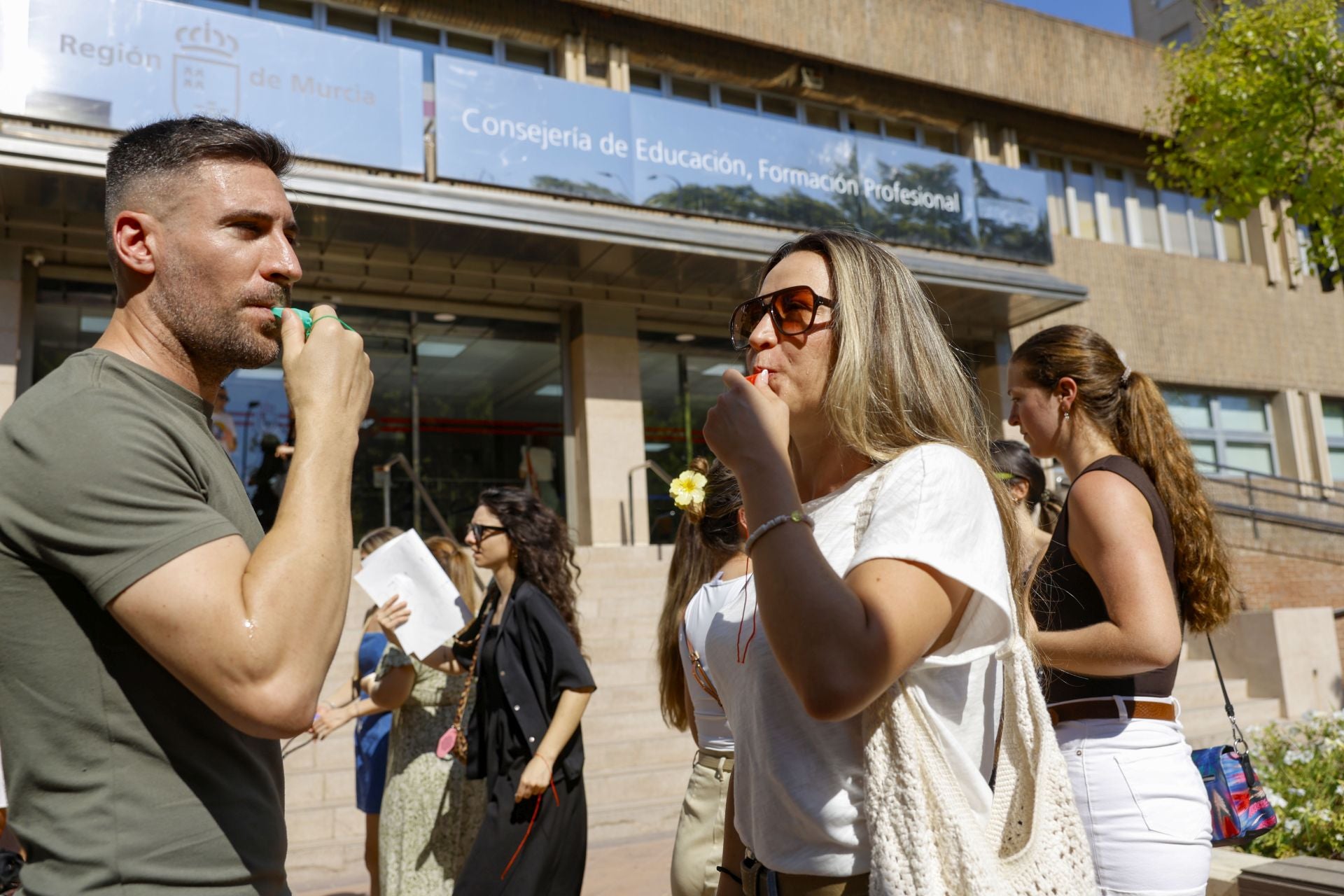Las protestas de los opositores docentes a las puertas de la Consejería, en imágenes
