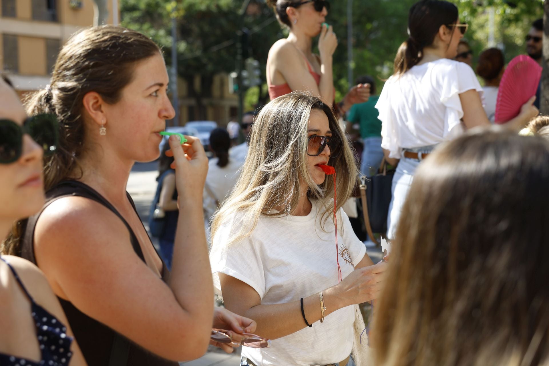 Las protestas de los opositores docentes a las puertas de la Consejería, en imágenes