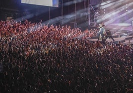 La Cuesta del Batel, a rebosar, durante el concierto de Arde Bogotá.